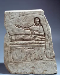 古代エジプト美術：アルテミス様の名を冠した石灰岩の埋葬用ステイル。晩餐会付き）エジプト、コム・アブ・ビロウ（Abu Billou）より。高さ24cm。低期（紀元3世紀）。パリ、ルーヴル美術館（Musee Du Louvre