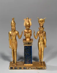 エジプトのアンティーク。オソルコンの名を冠したオシリアン・トライアド（オシリスをイシスとホルスが取り囲む。金のペンダントとラピスラズリ（瑠璃）。第22王朝、低位期。パリ、ルーヴル美術館