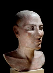 エジプトのアンティーク。塩の頭。石灰岩の彫刻、古王国時代（紀元前2700〜2200年頃）。パリ、ルーヴル美術館-エジプト古代：若い男性の頭部「塩」と言われた頭部、塗装された石灰岩、古王国時代（紀元前2700～2200年頃）、ルーヴル美術館、パリ