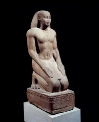 エジプトのアンティーク。"神官長ナクトホルヘブの像」 590年頃の石英石の彫刻。第26王朝、プサムの政権（前595年〜前529年）パリ.ルーヴル美術館