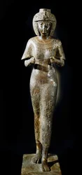 エジプトの古代遺物：ファラオ・タケロット2世の妻、カロママ女王のブロンズ像。第21王朝時代パリ、ルーヴル美術館