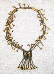 エジプトのアンティーク：ファラオ・ピネドジェムの金のネックレス。第21王朝（1069-945年頃）。パリ、ルーヴル美術館