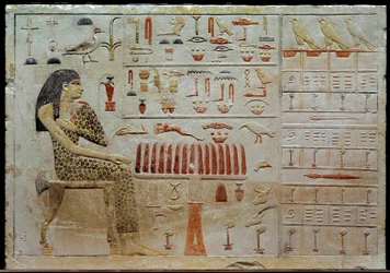 エジプトの古代遺跡：石灰岩でできたネフェルティアベトのステイルが供物のテーブルの前に描かれている。第4王朝（紀元前2620年〜2500年頃） 太陽。0.37x0.52 m パリ、ルーヴル美術館（Musee du Louvre