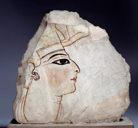 エジプトの古代遺跡：オストラコン（またはオストラカ）（複数形：オストラカまたはオストラカ）、王の横顔が描かれた石灰岩の陶器の破片。第19王朝（紀元前1295-1186年）のものです。パリ、ルーヴル美術館