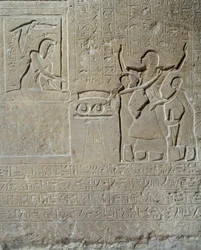エジプトの古代遺物：ホルミンの石灰岩製レリーフ：セティ1世は、王のハレムの長であるホルミンに勇気の報酬として首輪を配った。第19王朝（紀元前1295-1186年）。パリ・ルーヴル美術館
