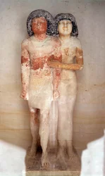 エジプトのアンティーク：律法学者の長ラヘルカとその妻メレサンクの像。石灰岩に彩色を施した像。古代帝国第5王朝時代（紀元前2700～2200年頃）。寸法0.52×0.21m ルーヴル美術館