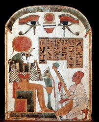 エジプトの古代遺跡：神格化されたホルスの前で礼拝するハープ奏者ジェドクホンスイファンクのステイル。中間期。紀元前1069-664年。パリ、ルーヴル美術館-エジプト古代遺物：ホルス神を崇拝するハープ奏者ジェドクホンスイウファンクのステラ。中間期
