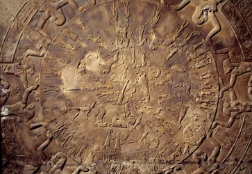 エジプト古代美術：デンデラのハトホル神殿にあるオシリス東礼拝堂の天井から出土した、浮彫の星座を伴う黄道帯の細部。紀元前30年。パリ、ルーヴル美術館