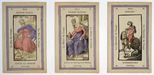 キング（金髪の男性）、クイーン（金髪の女性）、ライダー（フィニッシュ）のカップで遊べる古いカード。Musée de la Carte à Jouier, Issy-les-Moulineaux（イシー・レ・ムリノー）。