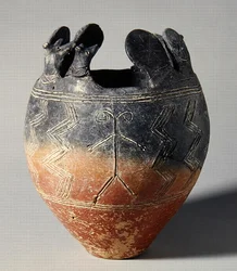 動物の頭部と太陽の円盤の付属品が付いた赤絵陶器の鉢 キプロス、ヴォウヌス、トゥーム91、前2500～2075年（粘土