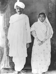 カストゥルバ（1869-1944）とマハトマ・ガンディー（1869-1948）