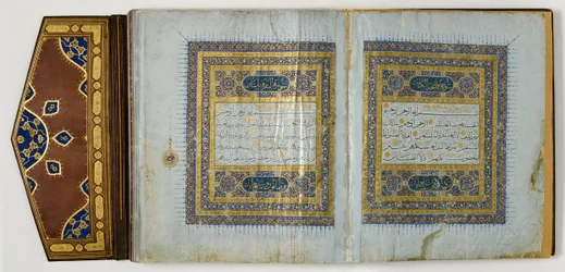 コーランからのページ、c.1450-1560（紙にインクと金、革付き）