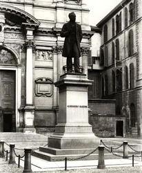 アレッサンドロ・マンゾーニ(1785-1873)の記念碑(ブロンズ) (白黒写真)