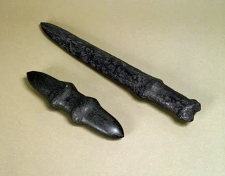 短剣の刃と石製短剣 縄文時代 紀元前4500～3700年