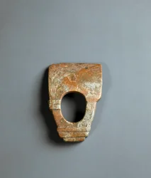 赤御影石製輪切り鍬 縄文時代 10000～300 BC