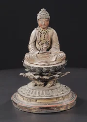 鎌倉時代の弥勒菩薩着席（木、金属、金箔、顔料、水晶）