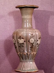 アートコリアン：花をあしらった陶器の花瓶。高麗時代。12世紀韓国・ドゥクス宮美術博物館