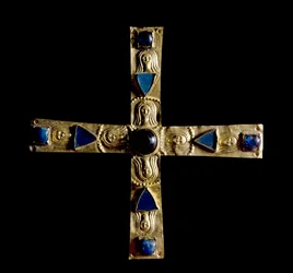 中世の考古学（Middle Ages）。ロンバルディア州の蛮族の芸術。ジスルフォの十字架、半貴石入りの凸凹金箔、ペトレ・アンカッセ。7世紀のロンバルディアの巨匠の作品。高さ：11cmイタリア、チヴィダーレ・デル・フリウリ、アルケオ博物館