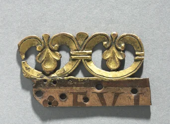 1165年から1180年頃の舎利殿の装飾紋章の断片（金銅、エマイユ・ブルン（茶色のエナメル））。