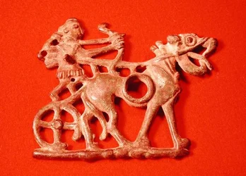 馬車に乗って弓を射る狩人を描いたホースビット 紀元前1200～700年頃（ブロンズ