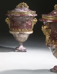 一対の花瓶、1790年頃（碧玉とオルモルー