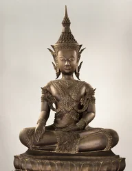 王家の装束をまとった等身大の仏陀（ブロンズ