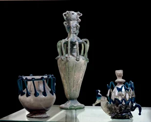 東洋美術：シリアで作られたガラスの花瓶。約300 パリ、ルーヴル美術館
