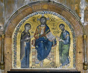ビザンチン建築。聖母と聖マルコ（デイシス）の間にある威厳のあるキリスト（Christ in glory）、ヴェネツィアの芸術家によって作られたモザイクで、16世紀に再設計されました。アプス。サン・マルコ寺院（Basilica di San Marco）、ヴェネツィア