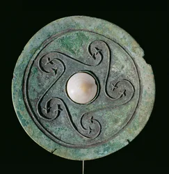 鏡、ドンソン文化紀元前200年頃～紀元後200年頃、ベトナム（ブロンズ
