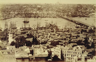 イスタンブールとボスポラス海峡を見下ろすパノラマ、1890年頃（白黒写真）