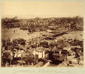 イスタンブールとボスポラス川を見下ろすパノラマ、1890年頃（白黒写真）