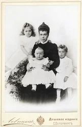ロシアのゼニア・アレクサンドロヴナ大公妃と子供のイリーナ・アレクサンドロヴナ、アンドレイ…、1903年。