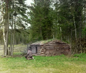 1905年から1915年の間に、ロシア帝国の森で木工とクリア（石炭燃焼）のための小屋の前の男