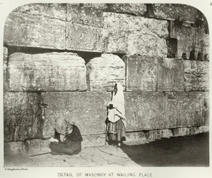 Haram-Ash-Sharifの外観、Wailing Placeの石積みの詳細、1864-65年頃の写真
