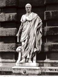 エミリオ・パピニアーノの像（大理石