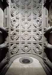 シモーネ・デル・ポライオーロ・ディット・イル・クロナカ（1457-1508）が実現した教会の前庭のアーチ型天井の内観（シモーネ・デル・ポライオーロによる前庭のアーチ型天井）。