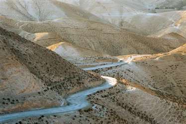 イスラエル、ユダヤ：2022年、エルサレムの東、ユダの丘の光景（写真）