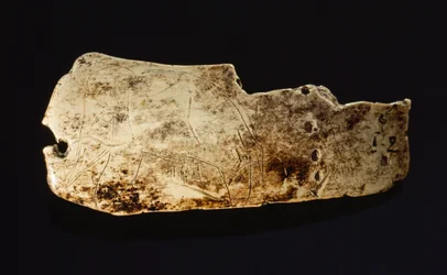 先史時代のマンモスの象牙にマンモスの像が彫られている。