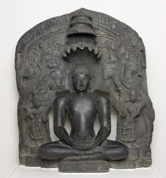 瞑想に座った蛇のフードを持ったジャイナ・ティールタンカラ・パールシュヴァナタ（Dhyanamudra）、インド、カルナータカ州（亜塩素酸塩）