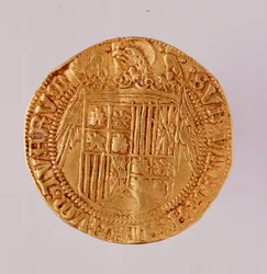 スペインの金貨：カソリックのフェルディナンド王とイザベラ王（アラゴンのフェルディナンド2世とカスティーリャのイザベラ1世）の時代。1474-1516年 直径2.7cm ナポリ、ムゼオ・アルケオロギコ