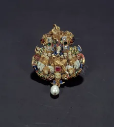 ジュエリー：ダイヤモンドのペンダント、ゴールドのラウンドにエナメル、ライオンの穴の中のダニエルを表すエメラルドとパール。1550-1600.スペインから。パリ、ルーヴル美術館