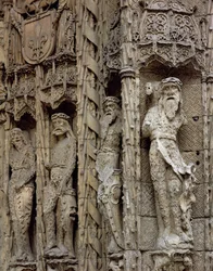 1488年から96年に建造された入口ファサードの左ジャンブの彫刻の詳細（石材
