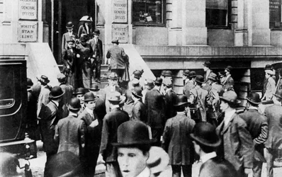 ホワイトスターラインオフィスの外の気になる群衆、1912年1937年