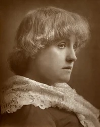メアリー・イーストレイク、イギリスの女優、1883年