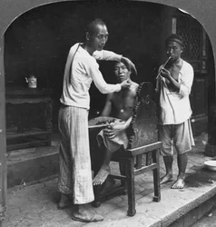 1908年、ビルマのバーモにいる中国人理髪師