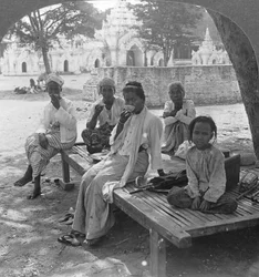 コーヒーの社交ドリンク、マンダレー、ビルマ、1908年。