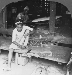 ビルマ生まれの傘を作る少年たち、1908年