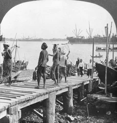1908年、ビルマのラングーン、イラワディ川の着陸ステージ