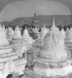 1908年、ビルマのマンダレーにある450の塔を眺める