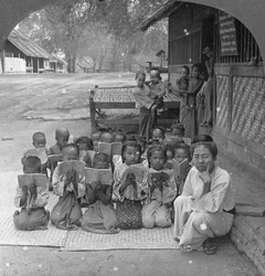 村の学校と教師、ビルマのアマラプラ、1908年
